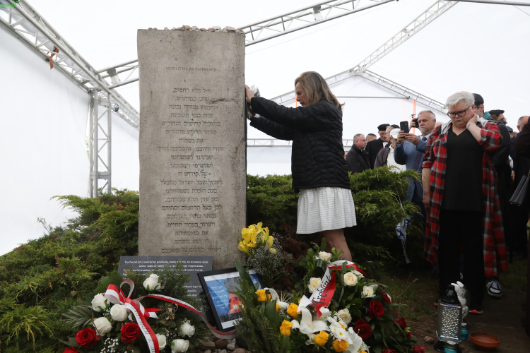 Jedwabne, 10.07.2026. Pomnik upamiętniający Żydów zamordowanych 10 lipca 1941 w Jedwabnem, 10 bm. Przy pomniku trwają obchody upamiętniające 85. rocznicę zbrodni. (sko) PAP/Artur Reszko