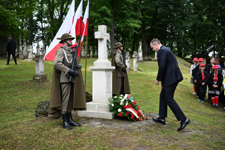 Prezydent RP Karol Nawrocki składa kwiaty pod Pomnikiem pamięci mieszkańców Radruża i Okolic zamordowanych w latach 1944-1946 przez nacjonalistów z OUN i UPA na terenie Zespołu Cerkiewnego w Radrużu. Fot. PAP/Darek Delmanowicz