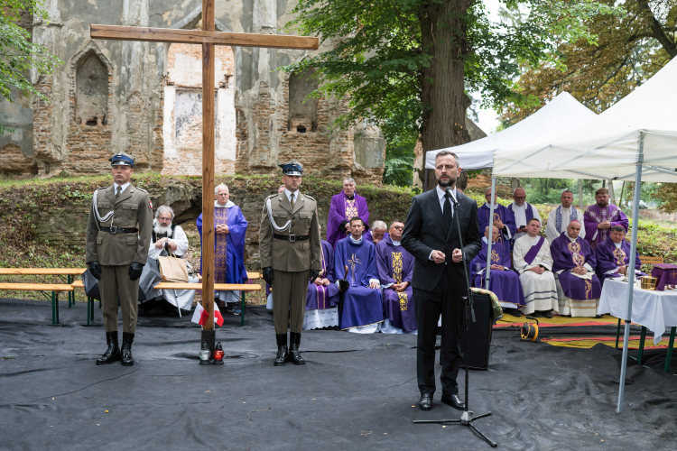 Wicepremier i szef MON Władysław Kosiniak-Kamysz podczas uroczystości z okazji rocznicy zbrodni wołyńskiej w miejscowości Ołyka. Fot. PAP/Vladyslav Musiienko
