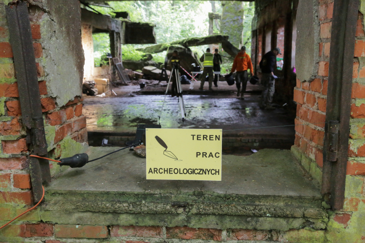 Badania archeologiczne w domu Hermanna Goeringa na terenie Wilczego Szańca w miejscowości Gierłoż. Fot. PAP/Tomasz Waszczuk