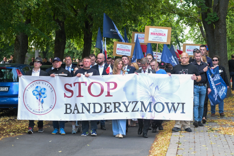 Lublin, 11.07.2026 r. Doroczny Lubelski Marsz Pamięci Ofiar Rzezi Wołyńskiej na ulicach Lublina. Organizatorami odbywającego się pod hasłem "Stop Banderyzmowi" są Ruch Narodowy, Młodzież Wszechpolska, Instytut Pamięci i Dziedzictwa Kresowego oraz Instytut Dziedzictwa Żołnierzy Wyklętych i Osób Represjonowanych. Fot. PAP/Wojciech Szubartowski