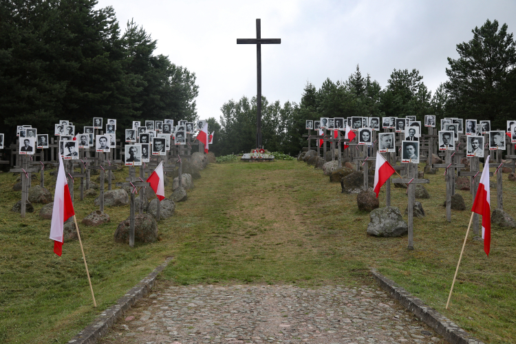 Obchody Dnia Pamięci Ofiar Obławy Augustowskiej przy Wzgórzu Krzyży w Gibach, Fot.  PAP/Artur Reszko