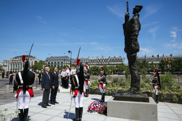 Prezydent Francji Emmanuel Macron i Charles Dreyfus przed pomnikiem Alfreda Dreyfusa w Paryżu. Fot. PAP/EPA/AFP POOL/Thomas Samson