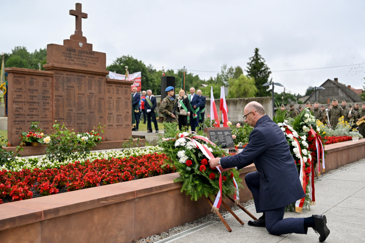 Zastępca prezesa IPN Mateusz Szpytma składa wieniec podczas obchodów Dnia Walki i Męczeństwa Wsi Polskiej w Michniowie. Fot. PAP/Piotr Polak