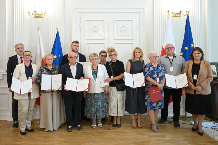 Prezes Towarzystwa Przyjaciół Ratowic Beata Jagielska (P) podczas wręczenia not identyfikacyjnych rodzinom ofiar zbrodni wołyńskiej w Puźnikach, 13 bm. w siedzibie MKiDN w Warszawie. Fot. Marcin Obara