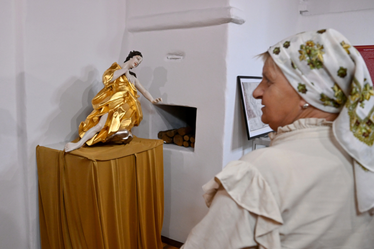 Wystawa jubileuszowa pt. "Archiwum codzienności – historie zapisane w przedmiotach" w Parku Etnograficznym w Tokarni. Fot. PAP/Piotr Polak/