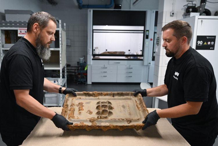Kustosz w dziale archeologii MIIWŚ Piotr Kalka (L) oraz zastępca kierownika działu archeologii MIIWŚ Adam Dziewanowski (P) podczas prezentacji podstawy polskiego moździerza kal. 81 mm wz. 31 w Muzeum II Wojny Światowej w Gdańsku. Fot. PAP/Adam Warżawa