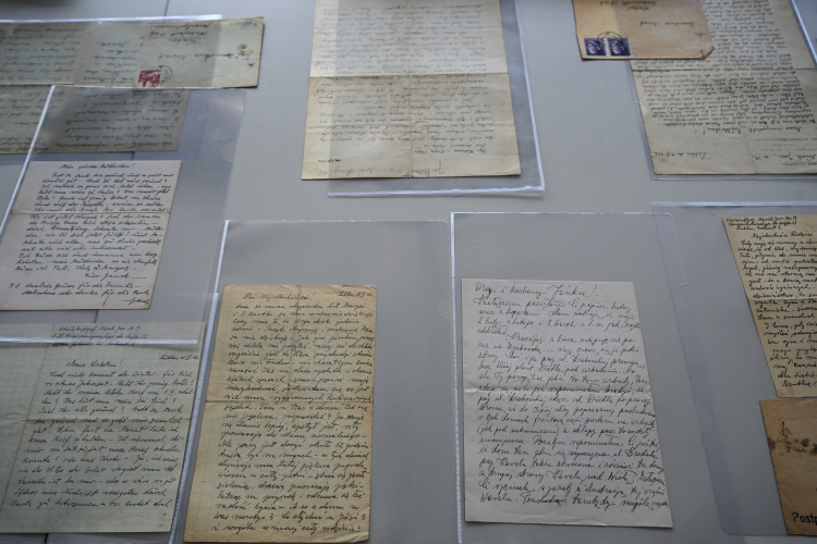 Przekazanie do zbiorów Państwowego Muzeum na Majdanku cennego zbioru listów i dokumentów dr. Jana Nowaka w Centrum Obsługi Zwiedzających PMM. Fot. PAP/Wojtek Jargiło