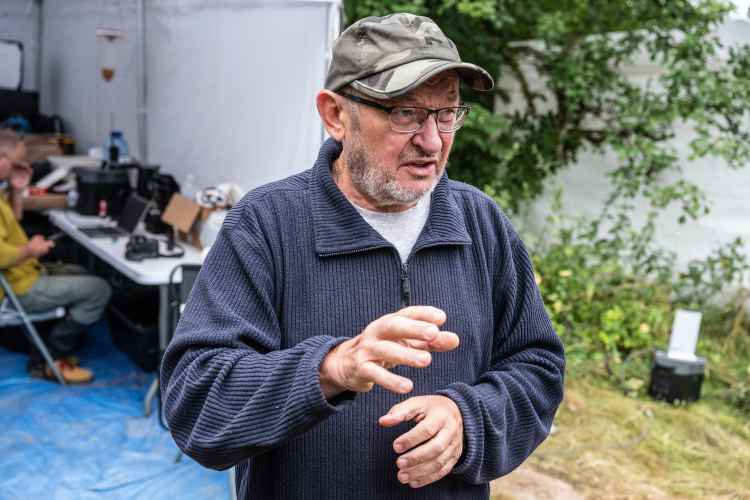 Wola Ostrowiecka, Ukraina, 21.07.2026 r. Opiekun polskich miejsc pamięci na Wołyniu, prezes Towarzystwa Przyjaciół Krzemieńca i Ziemi Wołyńsko-Podolskiej w Lublinie dr Leon Popek w miejscu prac ekshumacyjnych w Woli Ostrowieckiej na Wołyniu. Fot. PAP/Wojtek Jargiło