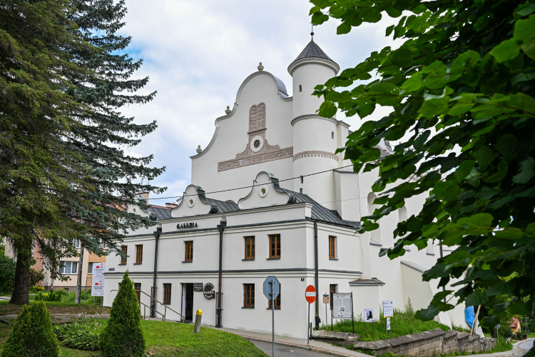 Datowana na połowę XVII w. dawna synagoga w Lesku. Fot. PAP/Darek Delmanowicz