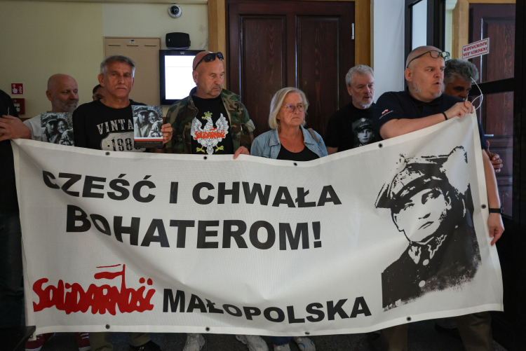 Manifestacja w siedzibie Sądu Okręgowego w Nowym Sączu. Sąd odrzucił pozew o zadośćuczynienie za krzywdy wyrządzone przez system totalitarny na rzecz Zbigniewa Kurasia, syna żołnierza wyklętego Józefa Kurasia ps. „Ogień”. Fot. PAP/Grzegorz Momot
