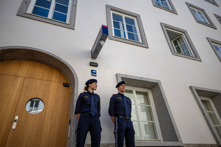 Braunau am Inn (Austria). Otwarcie komisariatu w budynku, w którym urodził się Adolf Hitler. Fot. Martin Divisek (EPA)