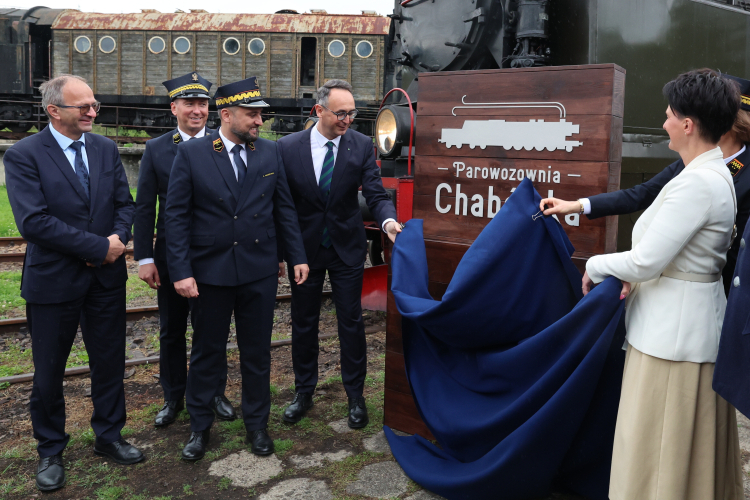 Minister infrastruktury Dariusz Klimczak w zabytkowej parowozowni Chabówka. Fot. PAP/Grzegorz Momot