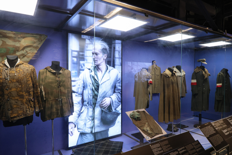 Wystawa "Splot. Czy sukienka może być mundurem? O tym, jak wojna zmieniła strój Warszawiaków" w Muzeum Powstania Warszawskiego. Fot. Paweł Supernak (PAP)