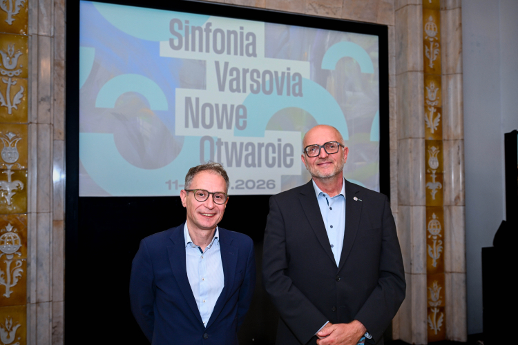 Dyrektor Sinfonii Varsovii Janusz Marynowski (P) i dyrektor Biura Kultury w Urzędzie M.St. Warszawy Artur Jóźwik (L) na konferencji prasowej poświęconej festiwalowi "Sinfonia Varsovia – Nowe Otwarcie". Fot. PAP/Marcin Kmieciński