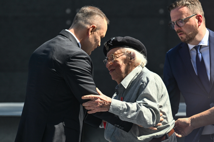 Obchody 82. rocznicy wybuchu Powstania Warszawskiego. Prezydent Karol Nawrocki i uczestnik powstania warszawskiego Ryszard Kniaź (C) podczas spotkania z powstańcami warszawskimi i uroczystości wręczenia odznaczeń państwowych, w stołecznym Muzeum Powstania Warszawskiego. Fot. PAP/Radek Pietruszka