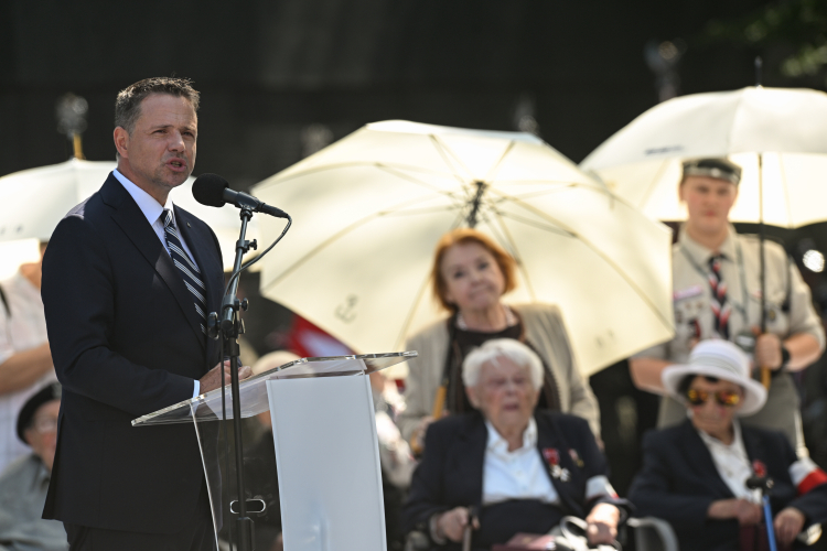 Prezydent Rafał Trzaskowski podczas obchodów 82. rocznicy wybuchu Powstania Warszawskiego. Fot. Radek Pietruszka (PAP)