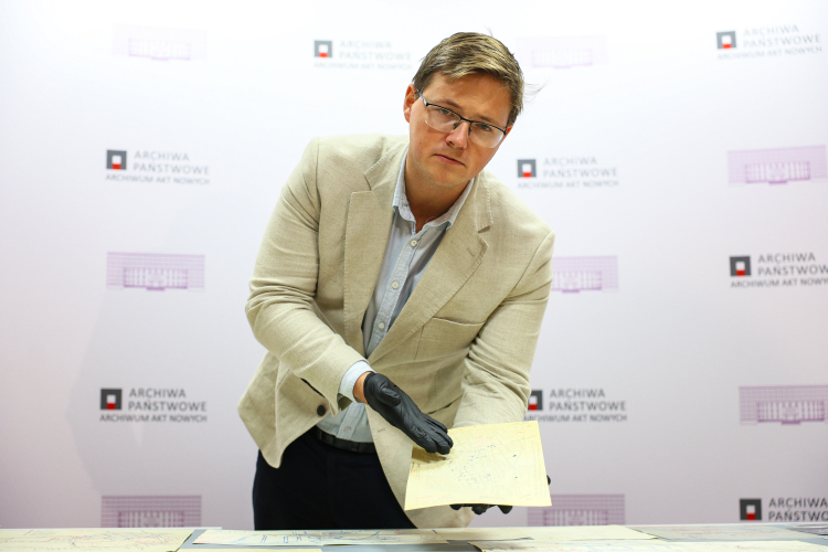 Warszawa, 31.07.2026 r. Historyk Archiwum Akt Nowych Rafał Kierzkowski podczas pokazu unikatowych materiałów archiwalnych w siedzibie AAN w Warszawie. Fot. PAP/Szymon Pulcyn