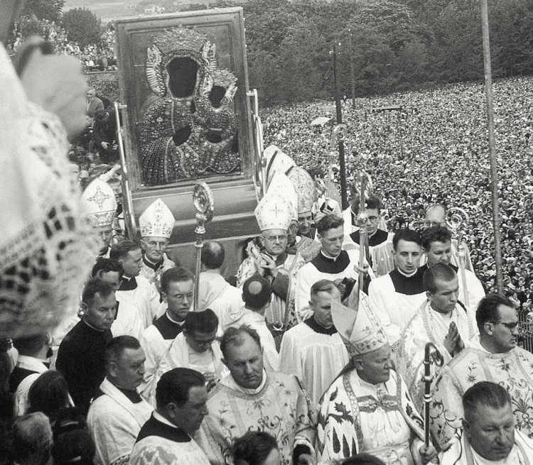 Obraz Matki Boskiej Częstochowskiej wyniesiony na Wały Jasnogórskie, 26 sierpnia 1956 r. Fot. Instytut Prymasowski