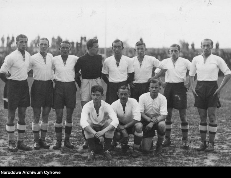 Letnie Igrzyska Olimpijskie w Berlinie, 1936 r. Olimpijska drużyna piłkarska. Stoją od lewej: Teodor Peterek, Ryszard Piec, Józef Kotlarczyk, bramkarz Spirydion Albański, Jan Wasiewicz, Ernest Wilimowski, Antoni Gałecki, Walerian Kisieliński. Siedzą od lewej: Fryderyk Scherfke, Władysław Szczepaniak, Ewald Dytko./NAC