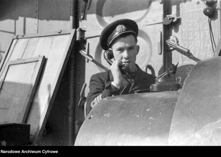 Okręt Marynarki Wojennej ORP Żuraw w porcie, 1948 r./NAC