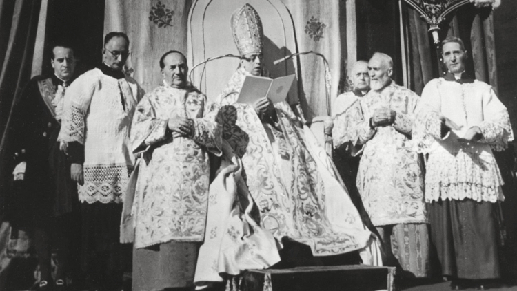 Papież Pius XII 1 listopada 1950 r. ogłosił w konstytucji apostolskiej „Munificentissimus Deus” (Najszczodrobliwszy Bóg), że „Niepokalana Bogarodzica zawsze Dziewica Maryja po zakończeniu swojego ziemskiego życia została z ciałem i duszą wzięta do niebieskiej chwały”./Źródło: en.wikipedia