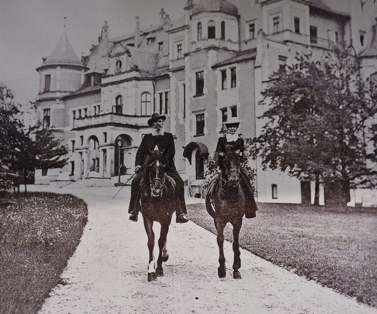 Guido Henckel von Donnersmarck i Katharina Slepcow przed pałacem w Reptach. Fot. fotopolska.eu, Public domain, via Wikimedia Commons