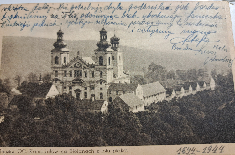 Właściciel Krakowskiego Salonu Numizmatycznego kupił kolejne listy byłego więźnia Majdanka. Fot. PAP