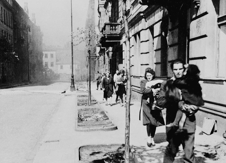 Warszawa, 1944. Ludność cywilna na ulicach miasta podczas powstania warszawskiego. Fot. PAP/Reprodukcja Jakub Grelowski