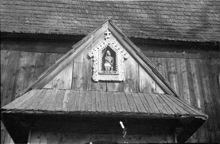 Dębno Podhalańskie, 1946. Gotycki, drewniany kościół pw. św. Michała Archanioła, z połowy XV wieku. Fot. PAP/Hodura 