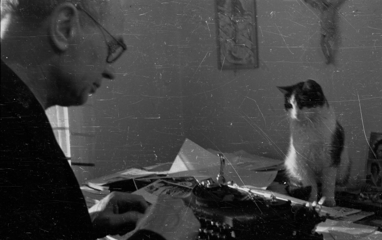 Skoczów, 1947 r. Pisarz Gustaw Morcinek w listopadzie 1946 roku powrócił do Polski i odwiedził Skoczów, gdzie przed wojną pracował jako nauczyciel. Fot. PAP/Chmielewski