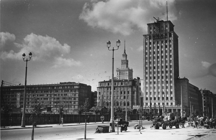W budynku Prudentialu w Warszawie mieściła się eksperymentalna stacja telewizyjna, z której 26 sierpnia 1939 r. wyemitowano pierwszy w dziejach polskiej telewizji film. Fot. PAP/Mariusz Szyperko