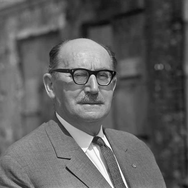 Warszawa, lipiec 1971 r. Stefan Wiechecki (1896–1979), pseud. Wiech, pisarz, dziennikarz. Współpracownik wielu pism warszawskich, autor popularnych felietonów i humoresek. Znawca gwary warszawskiej, bystry obserwator mentalności i sposobu bycia mieszkańców stolicy. Fot. PAP/CAF/Edmund Uchymiak
