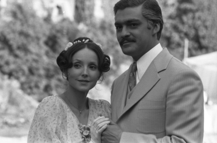 Sierpień 1976. Realizacja filmu pt. "Trędowata" w reżyserii Jerzego Hoffmana. Na zdjęciu: Elżbieta Starostecka i Leszek Teleszyński. Fot. PAP/Adam Hawałej