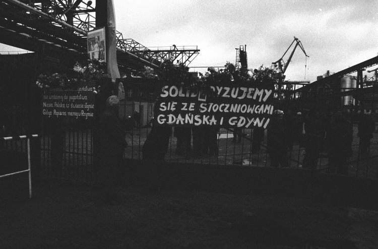 Szczecin, 25.08.1980 r. Brama Stoczni Szczecińskiej im. Adolfa Warskiego, której załoga poparła protesty robotnicze na Wybrzeżu i rozpoczęła strajk 18.08.1980 r. Fot. PAP/CAF/Jerzy Undro
