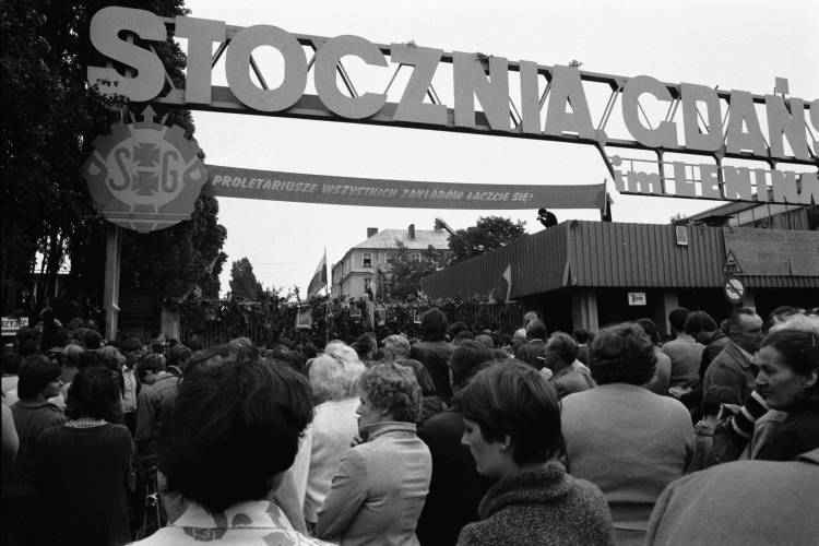 Brama Stoczni z Gdańskiej 31 sierpnia 1980 r. z hasłem Proletariusze wszystkich zakładów łączcie się. Fot. PAP/CAF/Janusz Uklejewski