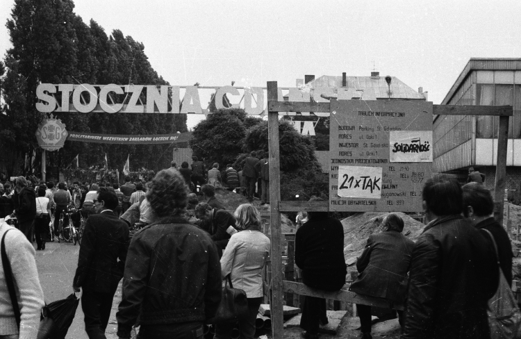 Brama Stoczni Gdańskiej 31 sierpnia 1980 z postulatami strajkujących robotników Wybrzeża. Fot. PAP/Janusz Uklejewski