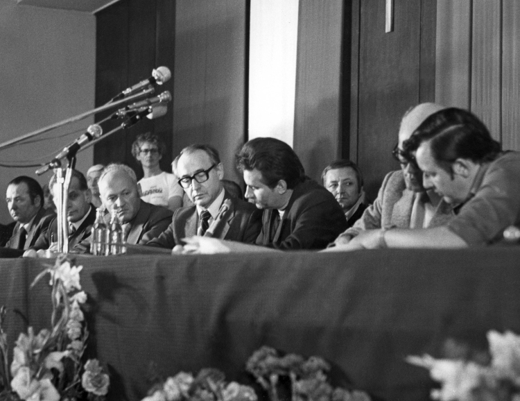 Lech Wałęsa i wicepremier Mieczysław Jagielski podpisują Porozumienia Gdańskie. Fot. PAP/Erazm Ciołek