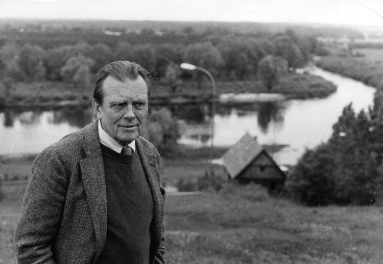 Nowogród, 06.1981 r. Wizyta Czesława Miłosza w Polsce. Na zdj.: Czesław Miłosz w Skansenie Kurpiowskim , w tle rzeka Narew. Fot. PAP/Jerzy Undro