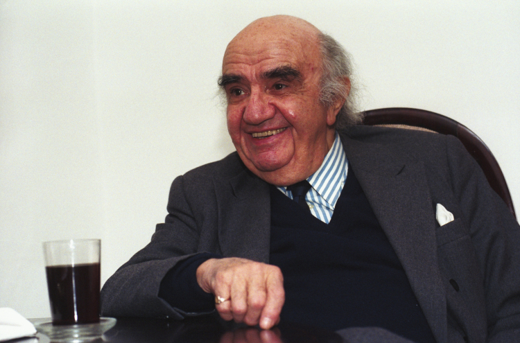 Aleksander Bardini - aktor, reżyser teatralny i filmowy, pedagog, w swoim warszawskim mieszkaniu, 1993 r. Fot. PAP/Janusz Mazur 