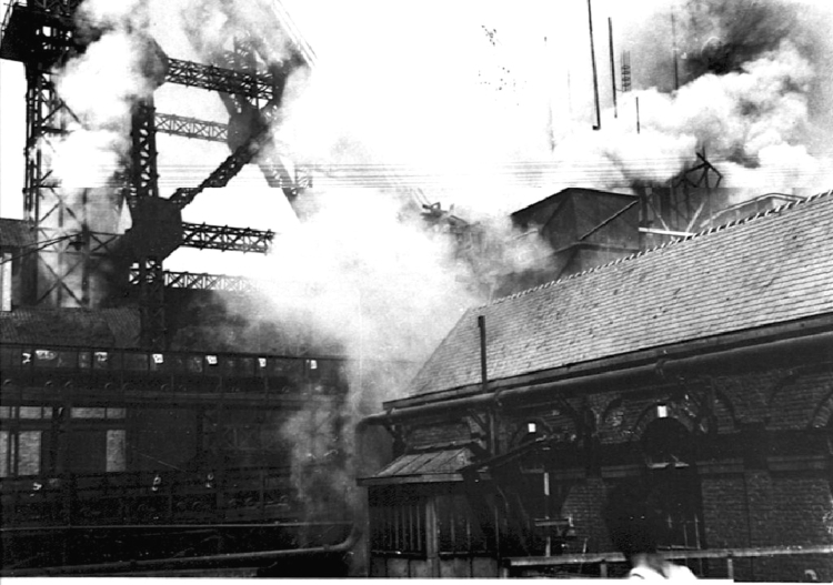 Zdjęcie archiwalne z 8 sierpnia 1956 roku przedstawiające pożar w kopalni węgla Bois du Cazier w Marcinelle, w którym zginęło 268 górników. Fot. EPA BELGA FILES/STR/win-hh
