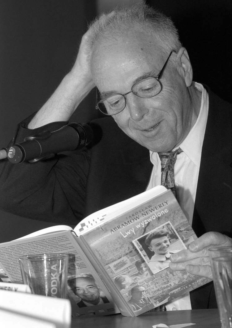 Warszawa, 24.07.2003 r. Jarosław Abramow-Newerly (1933-2026) podczas promocji swojej książki "Lwy wyzwolone" oraz płyty "Dopóki śpiewam ja". Fot. PAP/Andrzej Rybczyński