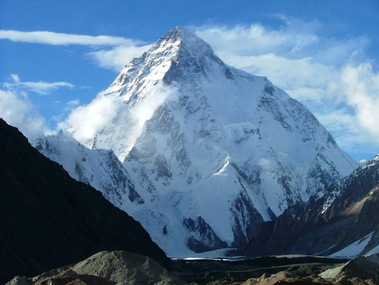  Szczyt K2, drugi najwyższy szczyt na świecie (8611 m n.p.m.),  uchodzący za jeden z najtrudniejszych do zdobycia ośmiotysięczników. Fot. PAP/EPA