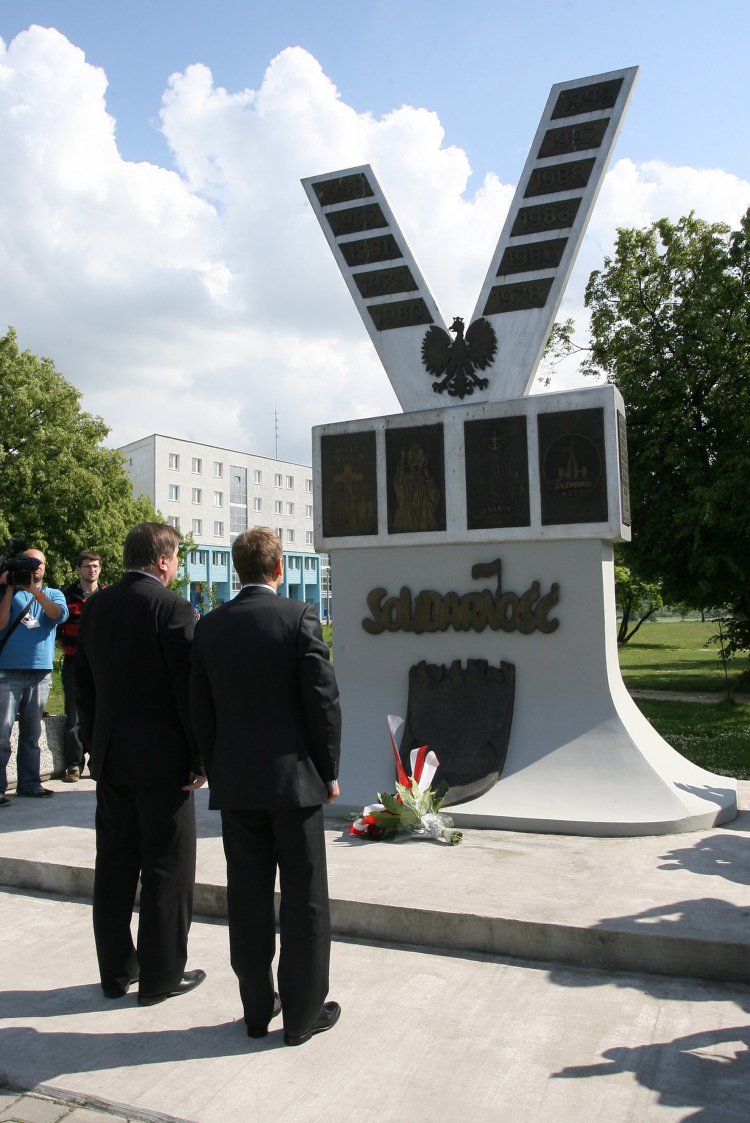 Premier Donald Tusk (P) z wojewodą Jerzym Millerem (L) składają kwiaty pod Pomnikiem Solidarności w Nowej Hucie, 2009 r. PAP/Jacek Bednarczyk