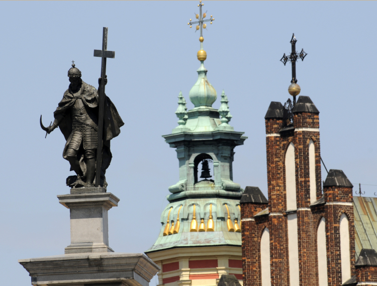 Panorama Starego Miasta w Warszawie: w środku wieża kościoła jezuitów. Fot. Andrzej Rybczyński (PAP)