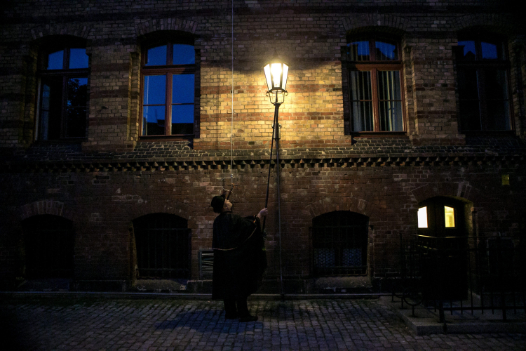 Wrocławski latarnik codziennie zapala i gasi gazowe latarnie, które oświetlają Ostrów Tumski. Fot. PAP/Maciej Kulczyński