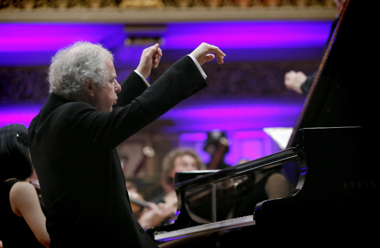 Pianista András Schiff.  Fot. PAP/EPA/ROBERT GHEMENT 