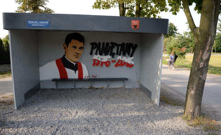 Trablice, graffiti przedstawiające postać ks. Romana Kotlarza (2017 r.). Fot. Piotr Polak (PAP)