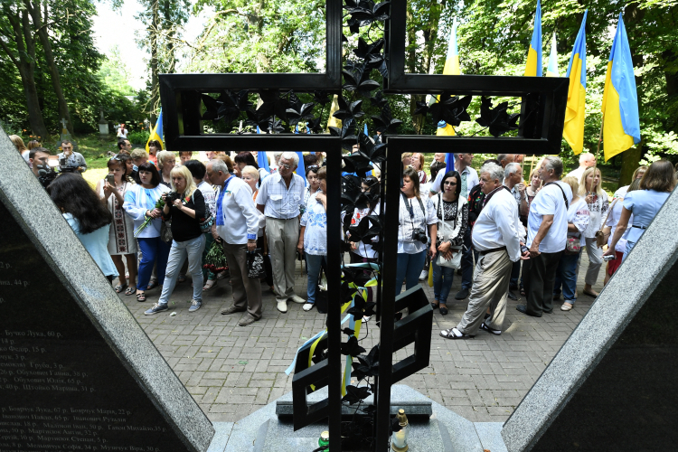 Sahryń (woj. Lubelskie), 8.07.2018 r. Obywatele Ukrainy podczas uroczystości ku pamięci ofiar akcji odwetowej przeprowadzonej w 1944 przez oddziały AK w miejscowości Sahryń na Lubelszczyźnie. Fot. PAP/Wojciech Pacewicz