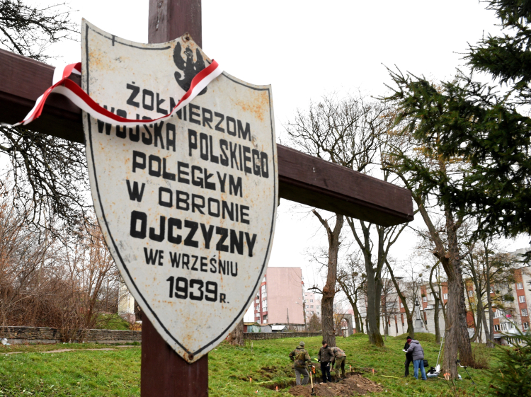 Lwów, Ukraina, 21.11.2019. Eksperci Biura Poszukiwań i Identyfikacji Instytutu Pamięci Narodowej i członkowie ukraińskiego Towarzystwa Poszukiwań Ofiar Wojny „Pamięć” podczas poszukiwań szczątków polskich żołnierzy na terenie dawnego cmentarza w dzielnicy Zboiska we Lwowie na Ukrainie.Fpt. PAP/Darek Delmanowicz